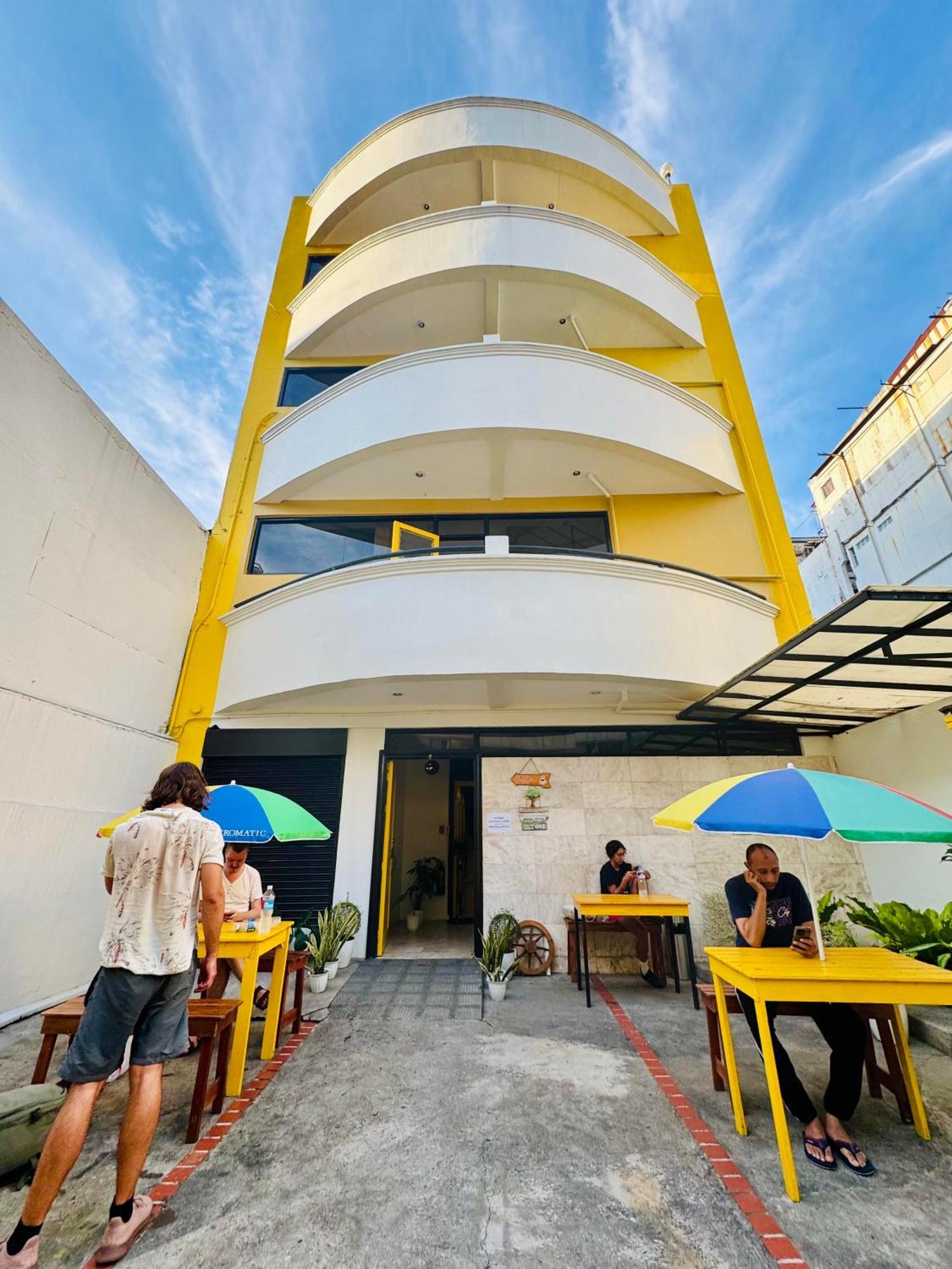 Cheese Hostel Manila Makati City Exterior photo
