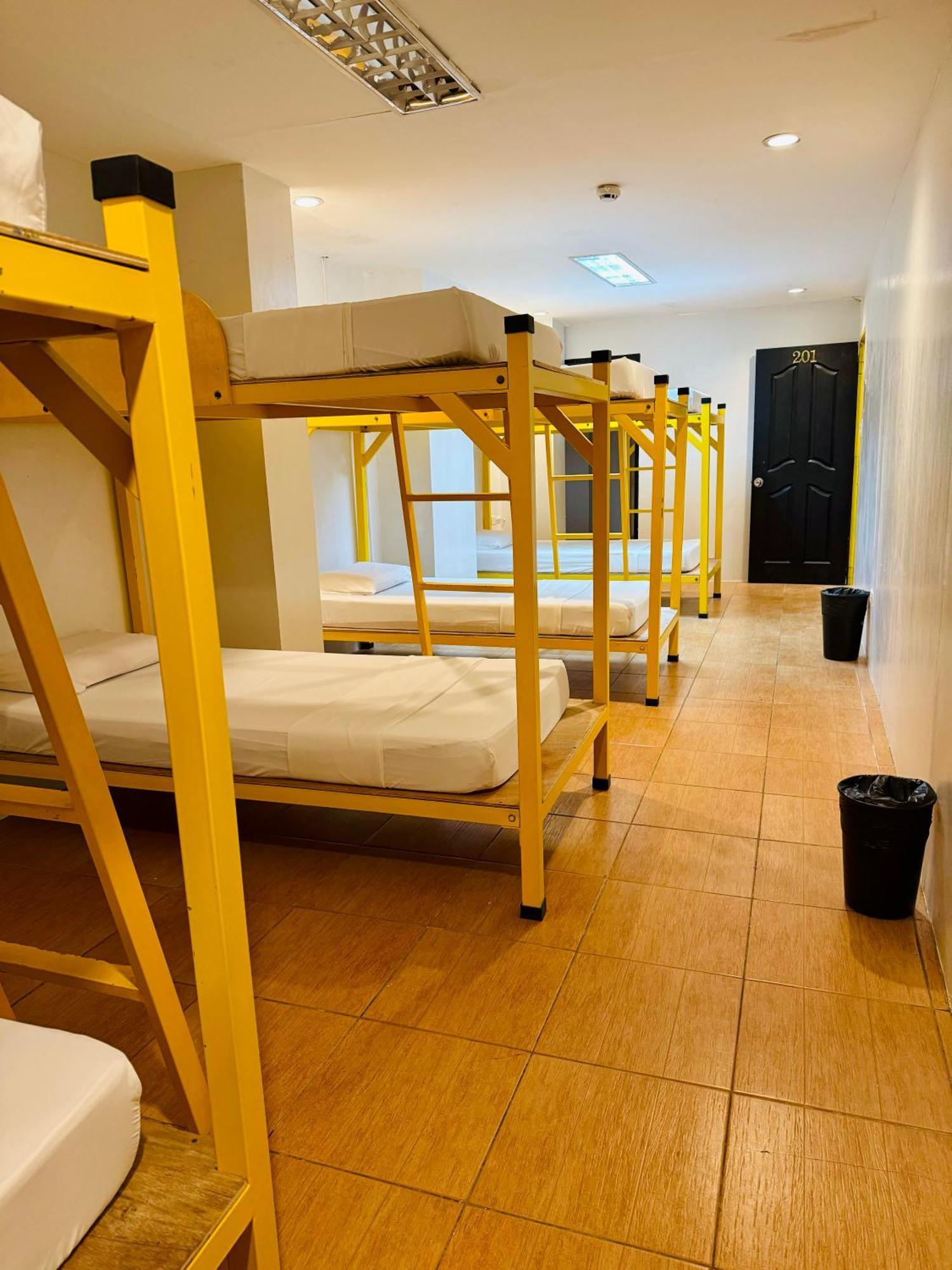 Cheese Hostel Manila Makati City Exterior photo