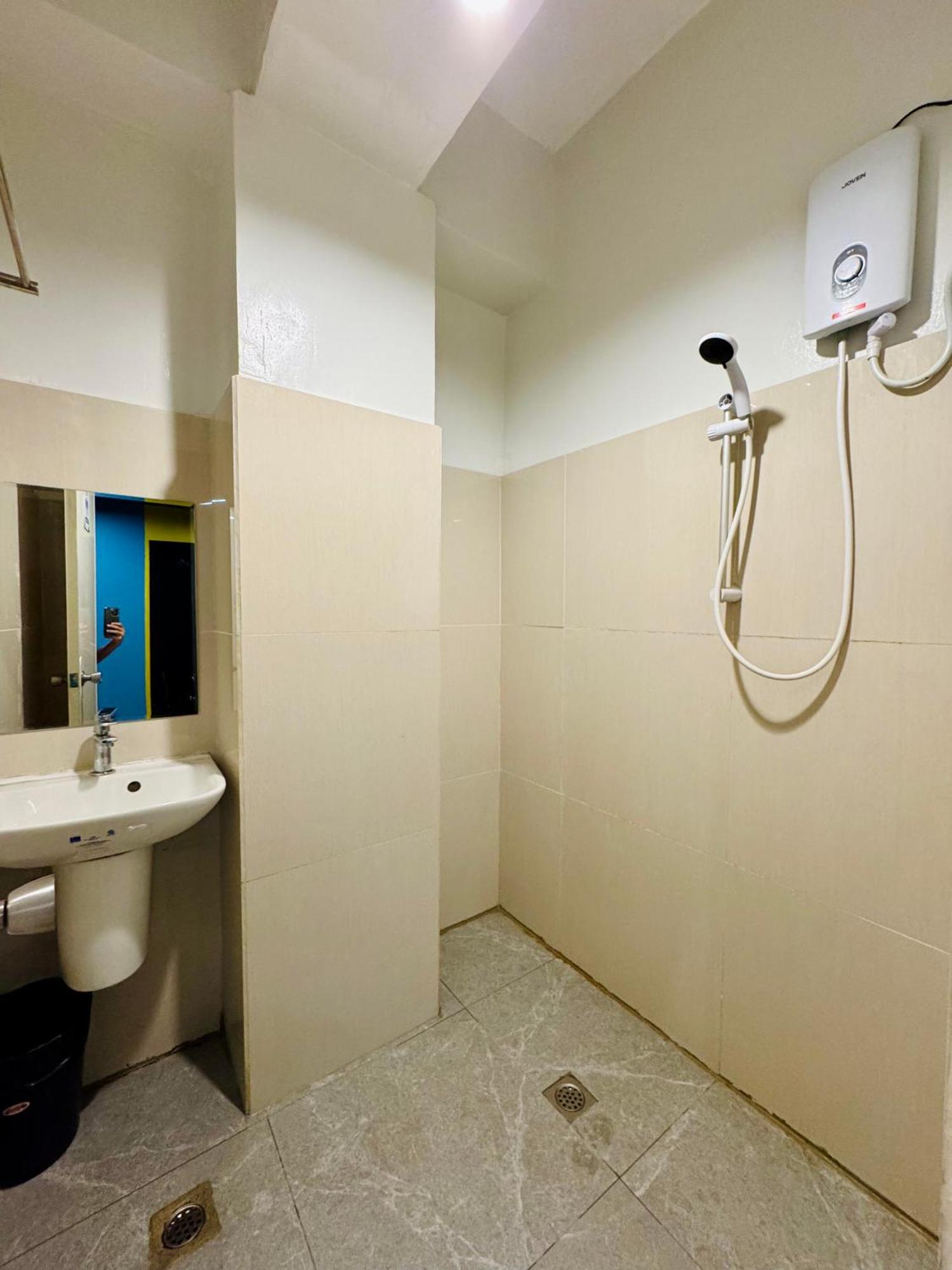 Cheese Hostel Manila Makati City Exterior photo