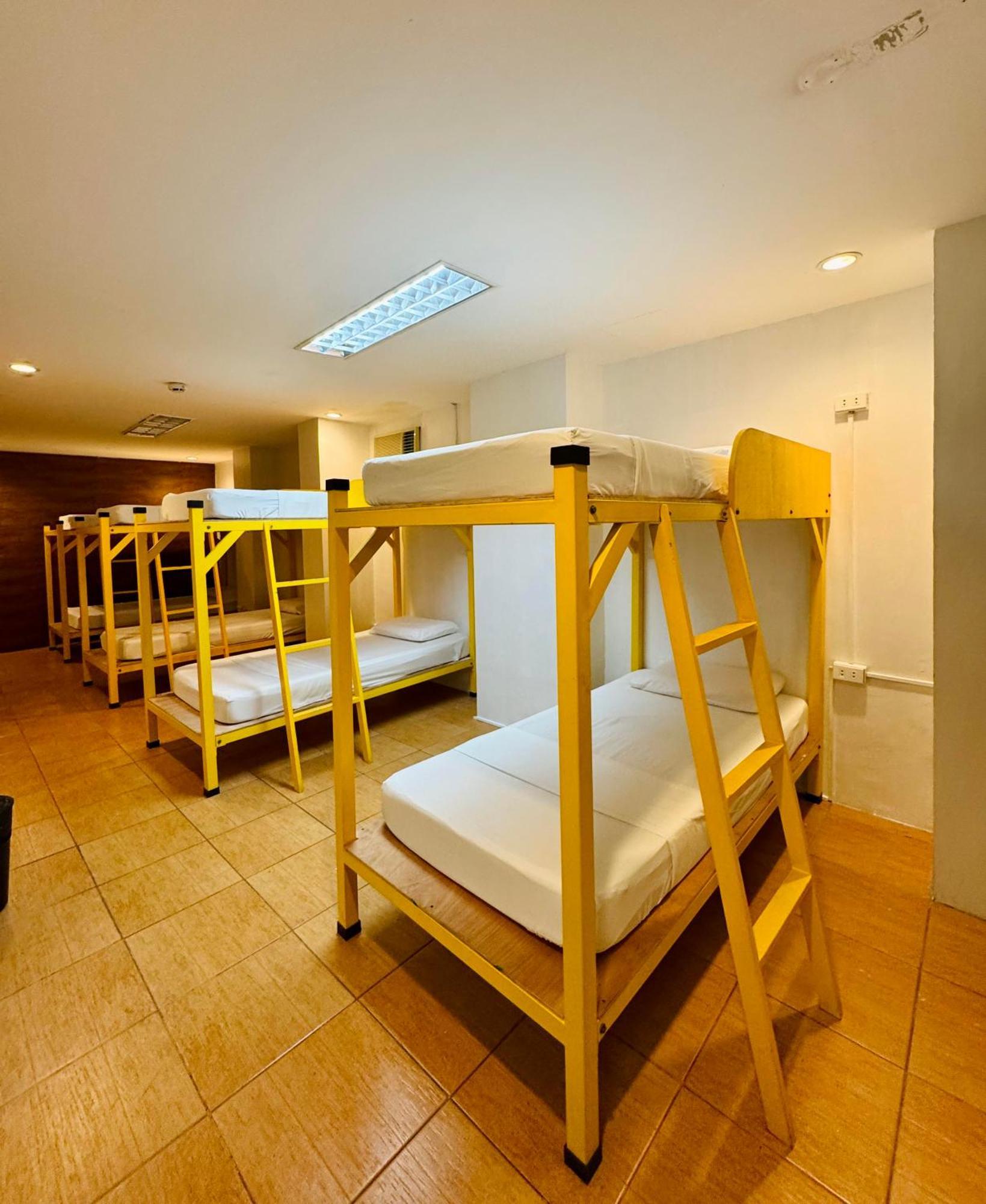 Cheese Hostel Manila Makati City Exterior photo